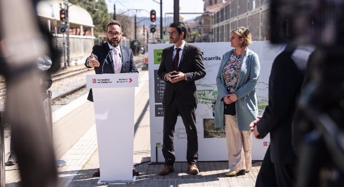 Juli Fernández anuncia la licitación por 31 millones del proyecto de integración urbana de FGC de Igualada (Barcelona) junto al alcalde de Igualada, Marc Castells, y la vicepresidenta primera del Parlament, Alba Vergés.