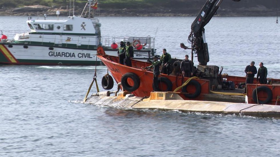 Investigadores buscan pistas dentro del 'narcosubmarino' de Arousa, de factura s