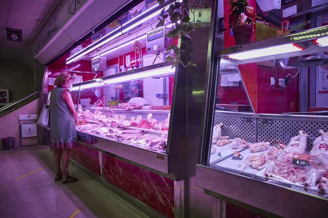 Archivo - Un estante de carne en un mercado.
