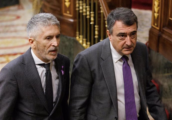 El ministro de Interior, Fernando Grande-Marlaska (i) y el portavoz del PNV en el Congreso, Aitor Esteban (d).