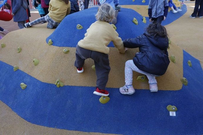Una nueva área de juego infantil en la plaza Joanic de Grcia.