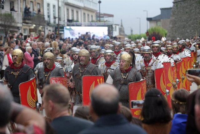 Archivo - Desfile durante el penúltimo día de la festividad de Arde Lucus 2022, a 11 de junio de 2022, en Lugo, Galicia.