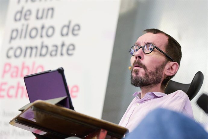 El portavoz de Unidas Podemos en el Congreso, Pablo Echenique, durante la presentación de su libro 'Memorias de un piloto de combate', en el Centro Cívico Delicias, a 11 de marzo de 2023, en Zaragoza, Aragón (España). En el libro, Pablo Echenique aborda