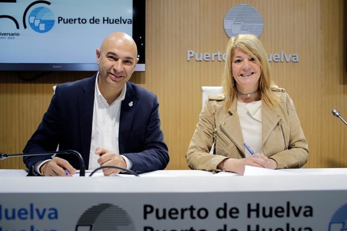 La presidenta del Puerto de Huelva, Pilar Miranda, y el  presidente dela Hermandad del Rocío de Emigrantes, José Francisco Garrido.