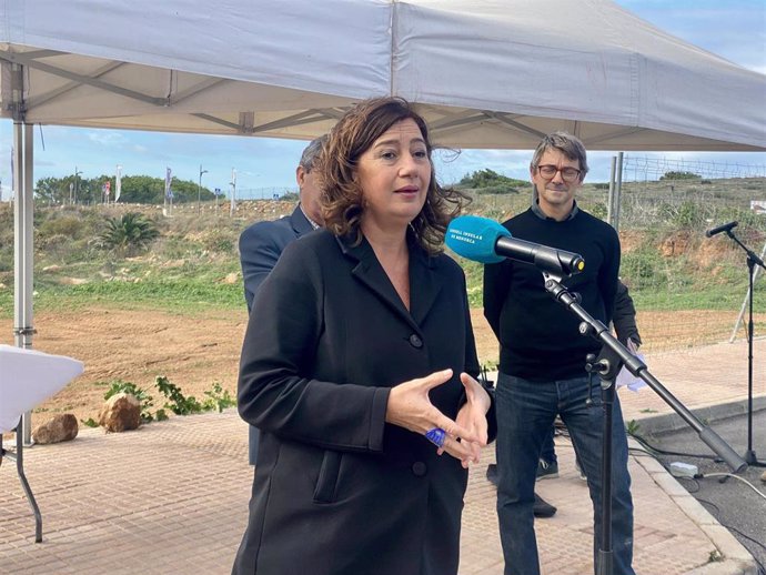 Archivo - La presidenta del Govern, Francina Armengol, atiende a los medios de comunicación en su visita a la nueva promoción de VPO en Menorca.