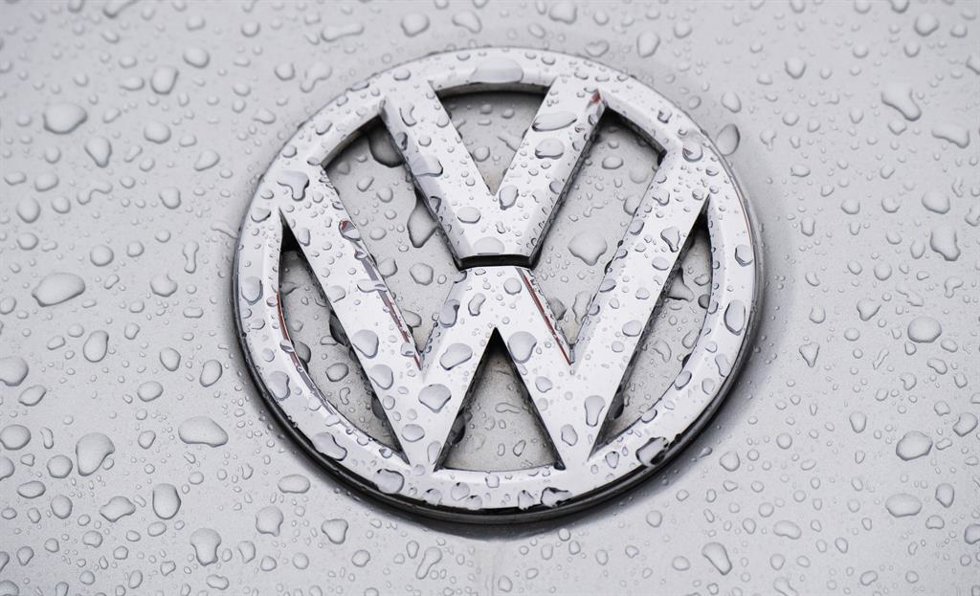 Archivo - FILED - 12 January 2021, Lower Saxony, Hanover: Raindrops fall on a Volkswagen logo on a car at a VW dealer in Hanover.  