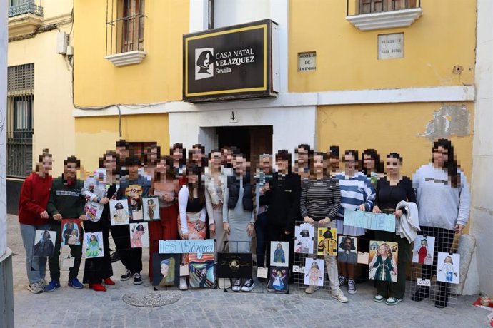 Homenaje al pintor Diego Velázquez por parte de alumnos del IES que lleva su nombre delante de su casa natal.