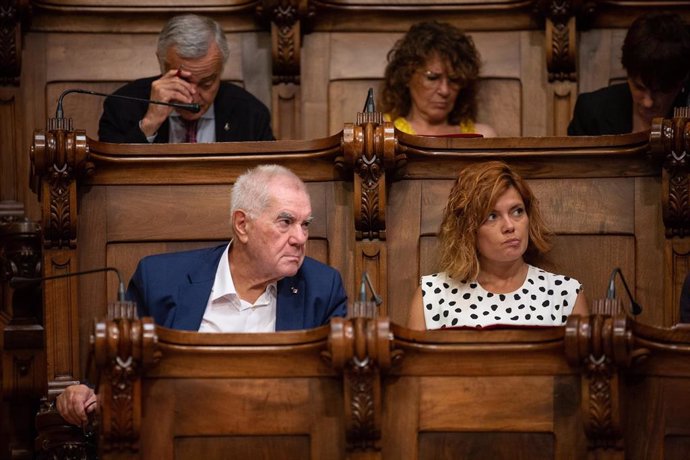 Archivo - Los concejales de ERC Ernest Maragall y Elisenada Alamany, durente el pleno en el Ayuntamiento de Barcelona. Archivo.