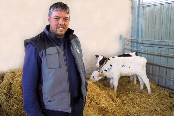 El presidente de Agromuralla, José Luis Pérez Barreiro, en su explotación del Ayuntamiento de A Pastoriza (Lugo).