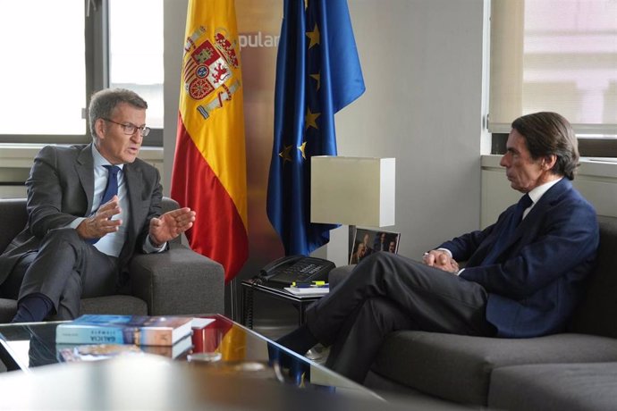 El líder del PP, Alberto Núñez Feijóo, se reúne en la sede del PP con el expresidente del Gobierno José María Aznar, que acude a Génova con alumnos del XXI Programa de Jóvenes Líderes Latinoamericanos.