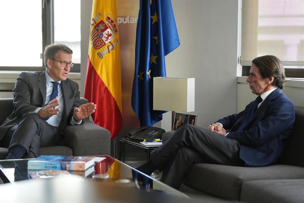 El líder del PP, Alberto Núñez Feijóo, se reúne en la sede del PP con el expresidente del Gobierno José María Aznar, que acude a Génova con alumnos del XXI Programa de Jóvenes Líderes Latinoamericanos.
