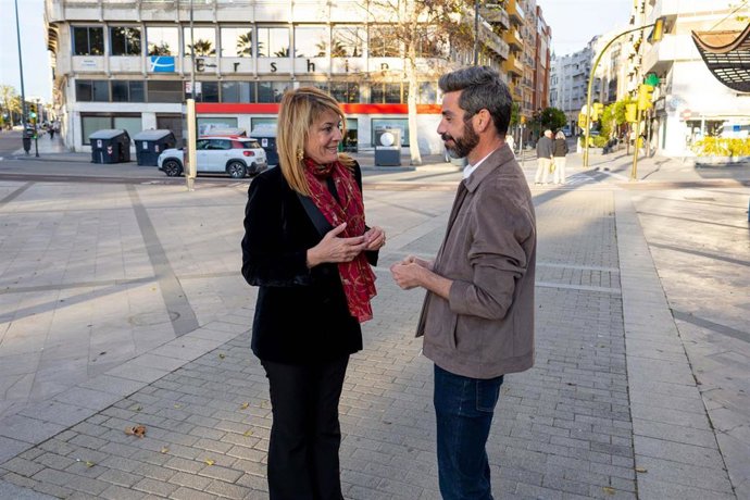 La candidata del Partido Popular a la Alcaldía de Huelva, Pilar Miranda, mantiene un encuentro con la asociación cultural Arqueo Huelva.