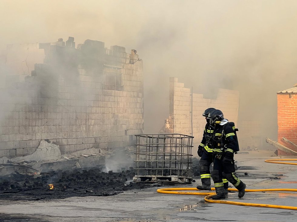 Bomberos trabajan en el incendio de una nave en Villa de Vallecas.