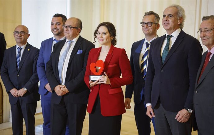 Ayuso tras recibir el premio España en el Corazón, otorgado por la Asociación Española de Derecho Farmacéutico