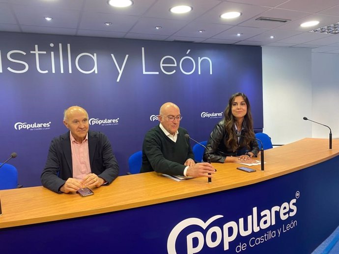 El candidato del PP a la Alcaldía de Valladolid, Jesús Julio Carnero, la portavoz de campaña, Blanca Jiménez, y el director de campaña, Ramiro Ruiz Medrano.
