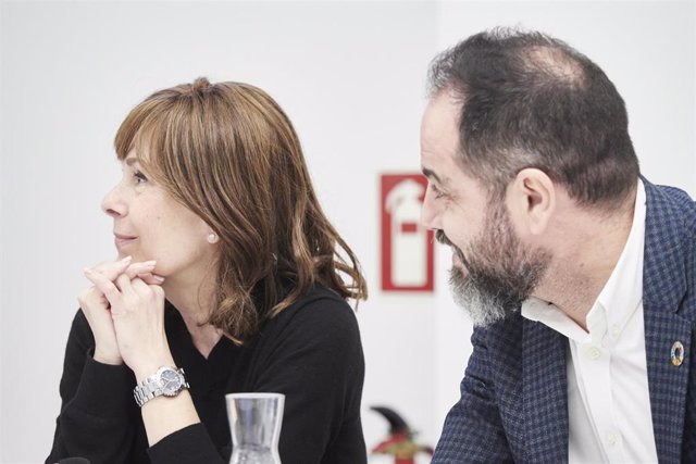 La portavoz de Geroa Baoi, Uxue Barkos, y el portavoz de PSN, Ramón Alzorriz, durante la reunión de la parte navarra de la Junta de Transferencias,  en el Palacio de Navarra, a 14 de marzo de 2023, en Pamplona, Navarra (España).