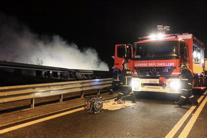 Bomberos en Larissa por el accidente de tren en Grecia (Archivo)