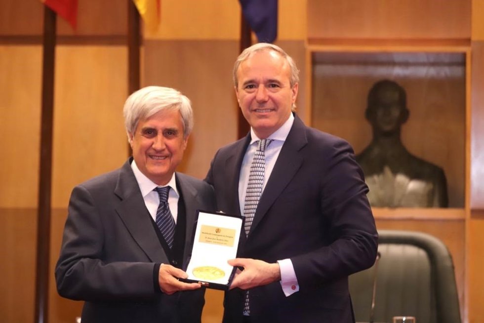 El veterinario y científicio , Juan José Badiola, recibe la Medalla de Cesaraugusta de manos del alcalde de Zaragoza, Jorge Azcón
