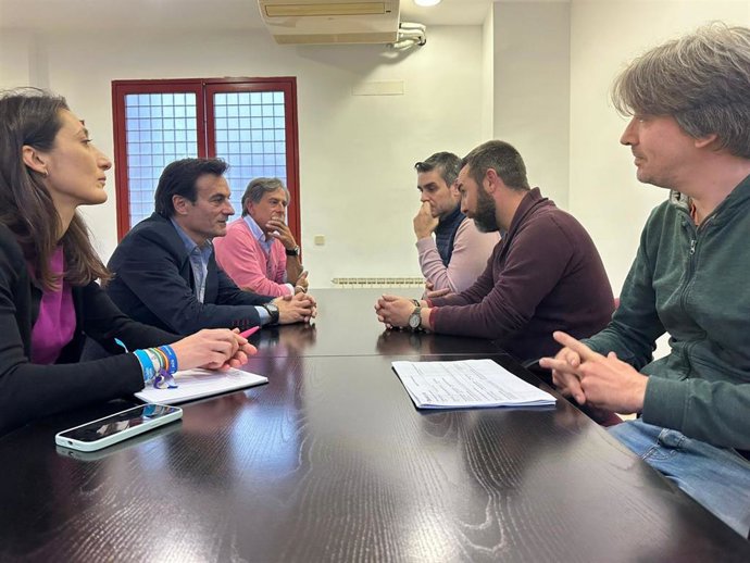 Agustín González con los representantes de los taxistas
