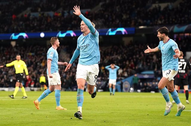 Erling Haaland celebra su quinto gol en el Manchester City-Leipzig