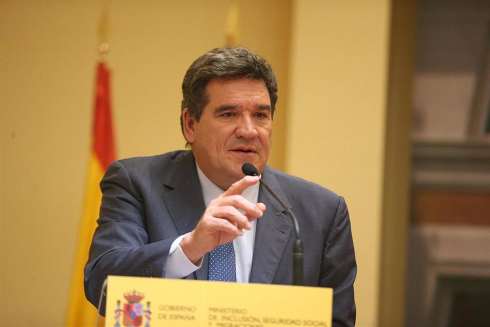 Archivo - El ministro de Inclusión, Seguridad Social y Migraciones, José Luis Escrivá interviene durante la presentación del acuerdo de colaboración firmado entre el Ministerio de Inclusión, AMAT y la Fundación CEOE en la Sede del Ministerio, a 5 de may