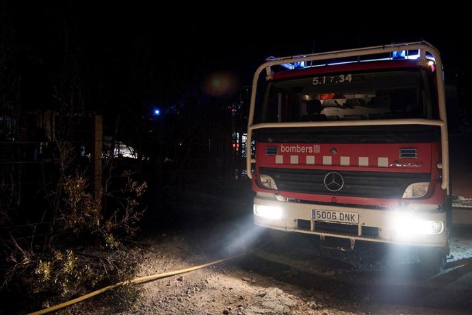 Los Bombers han trabajado durante la noche en el incendio de Calafell (Tarragona)  con hasta 46 dotaciones  en el incendio de la montaña Escarnosa de Calafell (Tarragona), según han informado en un tuit. El incendio se ha dado por estabilizado a primera