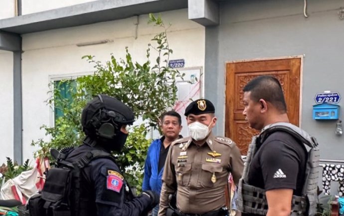 La Policía de Tailandia frente a la casa donde se encontraba el exoficial atrincherado