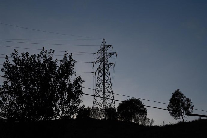 Archivo - El precio de la luz subirá este miércoles casi un 116%, hasta 132,68 euros/MWh.