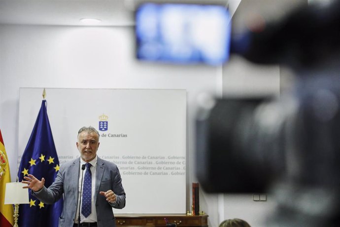 Archivo - El presidente de Canarias, Ángel Víctor Torres, ofrece una rueda de prensa tras una reunión telemática de presidentes de las Regiones Ultraperiféricas -RUP- desde la Delegación del Gobierno de Canarias en Madrid (España), a 15 de julio de 2020.