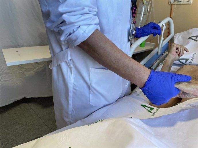 Las psicólogas clínicas del Hospital Regional de Málaga atienden a un millar de pacientes cada año