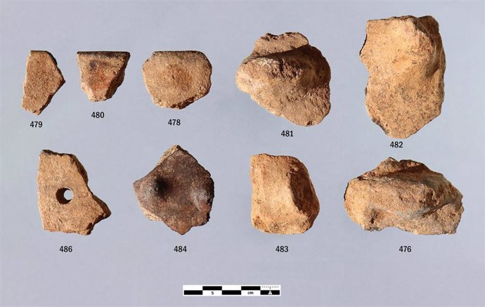Imágenes de fragmentos de cerámica neolítica similares a los analizados tras su recogida del túmulo del dolmen de Menga