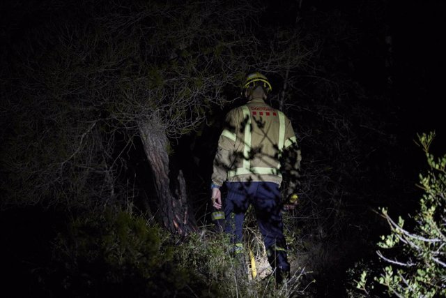 Els bombers durant la nit en l'incendi de Calafell (Tarragona)