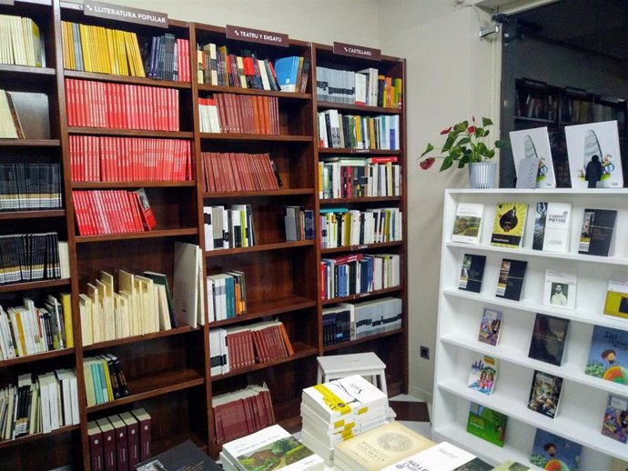 Archivo - Librería con títulos en asturiano.