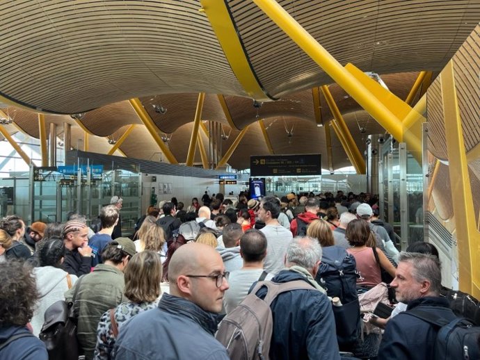 Largas colas por falta de policías en los controles de pasaportes en el aeropuerto de Adolfo Suárez-Madrid Barajas de este fin de semana.