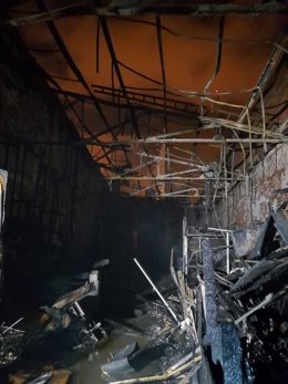 Imatge de la nau incendiada a Barcelona