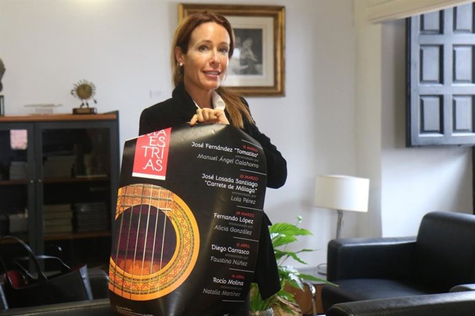 Marián Aguilar con el cartel del ciclo 'Maestrías'.