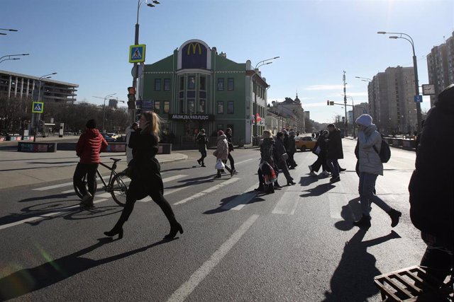 Archivo - Peatones andando en una calle de Moscú