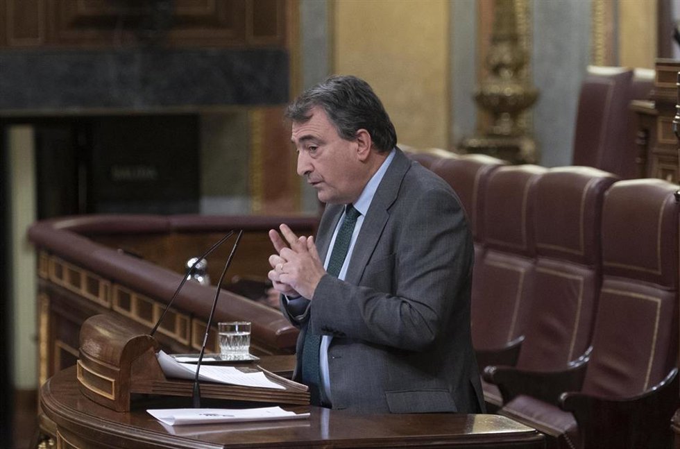 Archivo - El portavoz del PNV en el Congreso, Aitor Esteban, en el Pleno del Congreso.