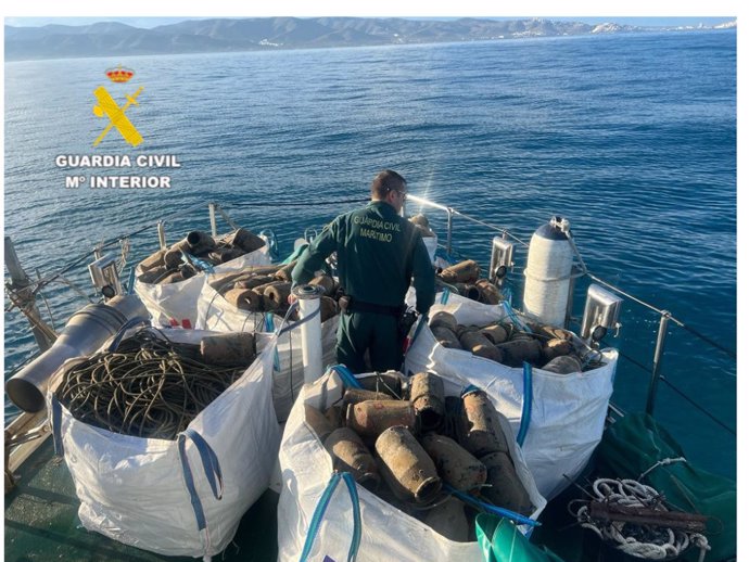 La Guardia Civil realiza la aprehensión de 760 cadufos para la pesca del pulpo en época de veda