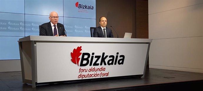 El diputado de Hacienda y Finanzas, José María Iruarrizaga, y el Director de Hacienda, Iñaki Alonso, presentan los resultados de las actuaciones contra el fraude fiscal obtenidos en el año 2022 en Bizkaia