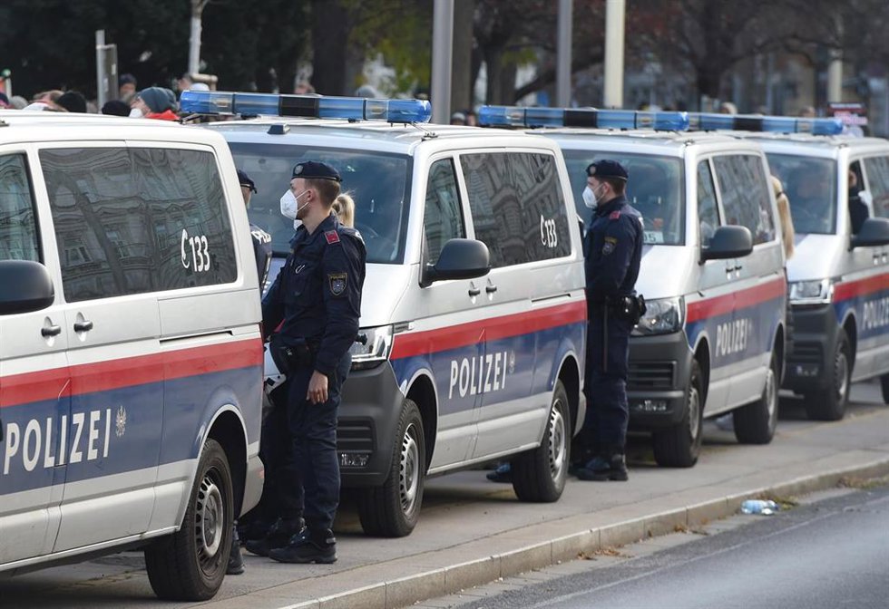 Archivo - Despliegue policial en Viena durante una protesta contra las medidas por la pandemia de COVID-19