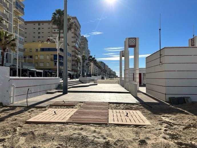 Acceso de la playa Victoria en Cádiz.