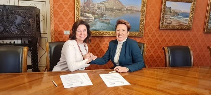 La concejala de Inmigración, Cooperación y Voluntariado, María Conejero, y la presidenta de la Asociación de Periodistas de la Provincia de Alicante, Rosalía Mayor.