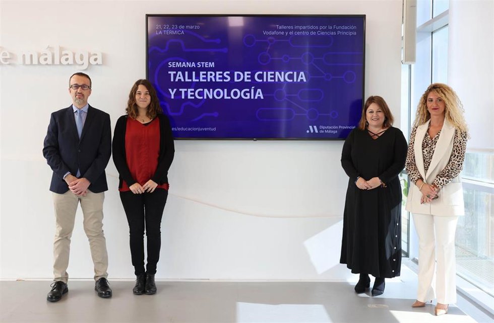 La vicepresidenta segunda de la Diputación, Natacha Rivas, junto a Silvia Avellaneda, directora de Contenidos de Fundación Vodafone España y José Carlos Clavijo, director del Centro de Ciencias Principia, han presentado los talleres.
