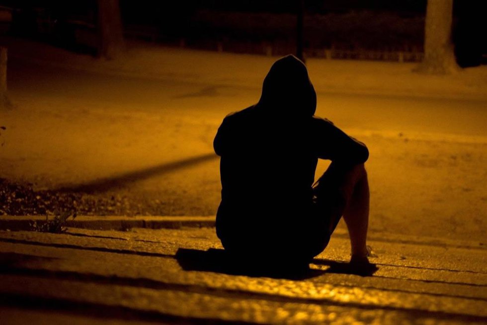 Archivo - Una persona sola en la oscuridad de la noche