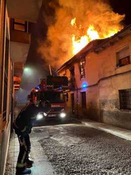 Los Bomberos de León intervienen en el incendio de un edificio ubicado en el centro de la capital leonesa.