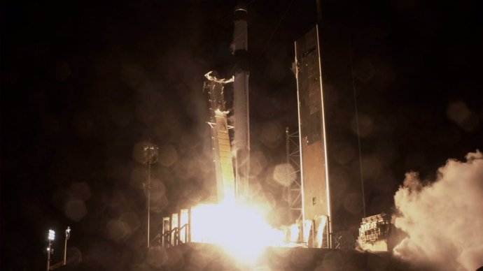 El cohete Falcon 9 de SpaceX, con la nave espacial Dragon de la compañía en la parte superior, despega del Complejo de Lanzamiento 39A del Centro Espacial Kennedy de la NASA en Florida el 14 de marzo