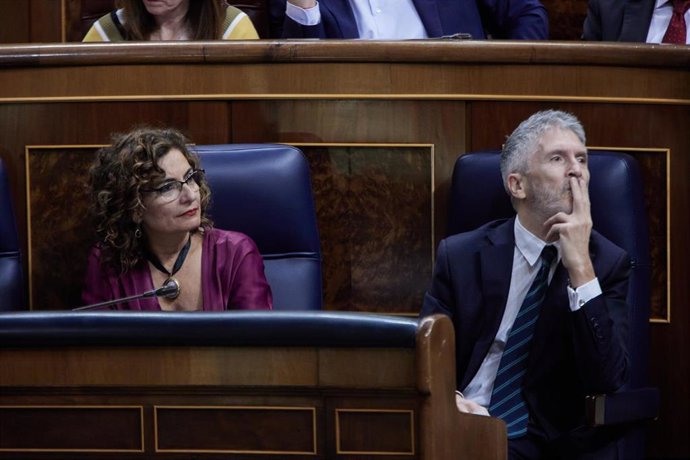 La ministra de Hacienda, María Jesús Montero, y el ministro del Interior, Fernando Grande-Marlaska, durante una sesión plenaria en el Congreso de los Diputados, a 15 de marzo de 2023, en Madrid (España).