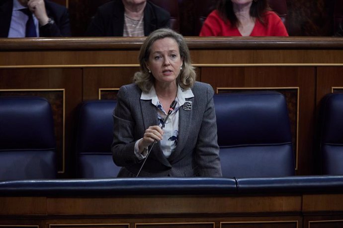 La vicepresidenta primera del Gobierno y ministra de Asuntos Económicos, Nadia Calviño, interviene durante una sesión plenaria en el Congreso de los Diputados, a 15 de marzo de 2023, en Madrid (España). El pleno del Congreso de los Diputados celebra hoy