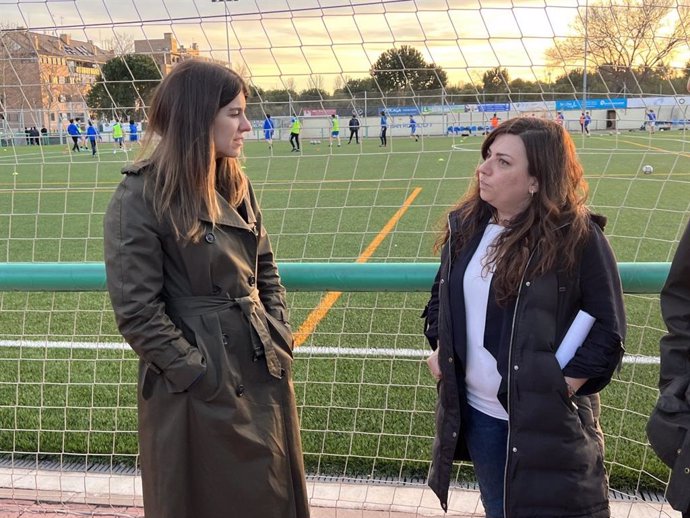 La concejala de Deportes del Ayuntamiento de Madrid, Sofía Miranda, en la visita a la instalación donde se entrena el Club Deportivo San Roque, en la que se han invertido más de 200.000 euros en mejoras.